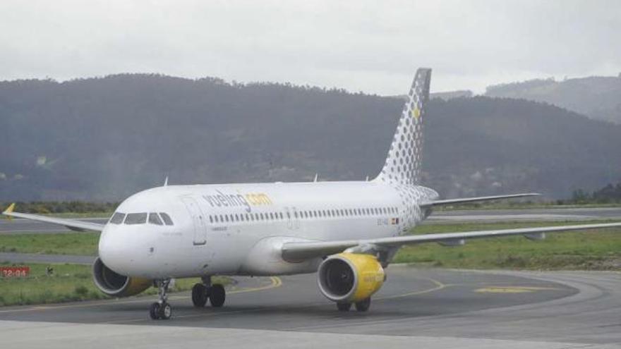 Un avión de Vueling aterriza en el aeropuerto de Alvedro. / carlos pardellas