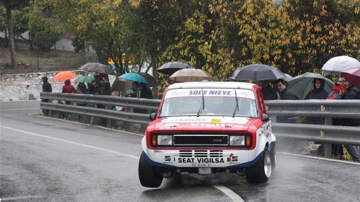 José Carlos García con su Seat 124.