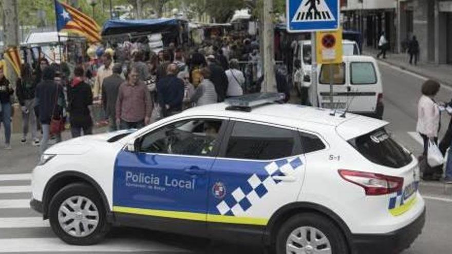 Un cotxe de la Policia Local de Berga patrullant a la Fira de Maig d&#039;enguany