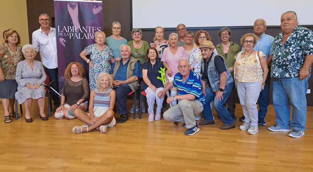 Foto de familia del grupo Labrantes de la Palabra de Arucas.