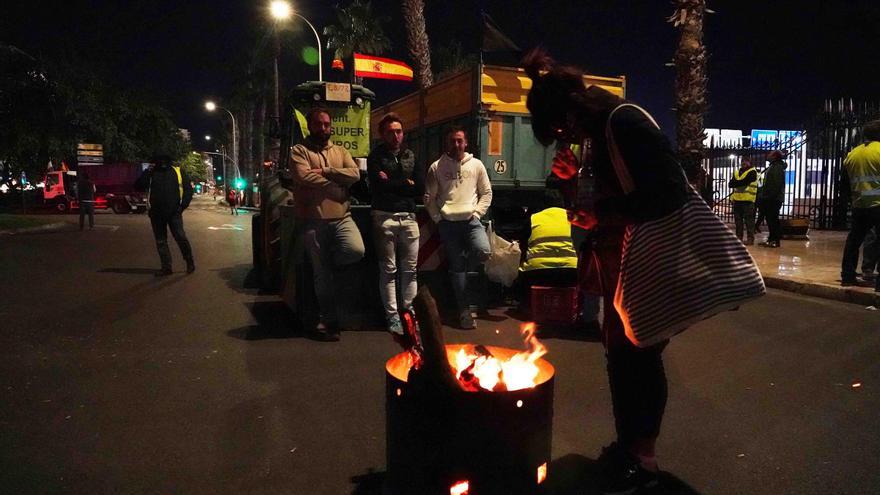 Los agricultores malagueños cortan las carreteras en protesta por la crisis del sector