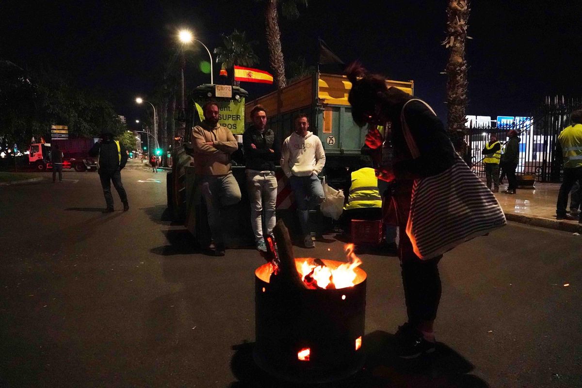 Los agricultores malagueños cortan las carreteras en protesta por la crisis del sector