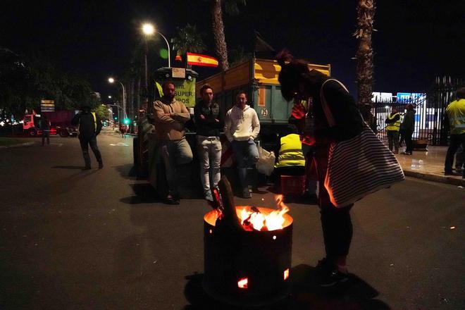 Los agricultores malagueños cortan las carreteras en protesta por la crisis del sector