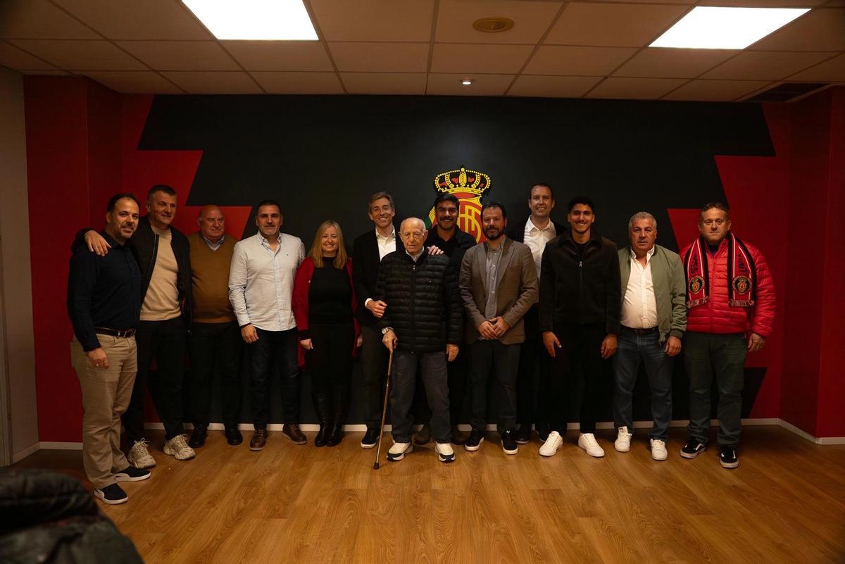 Representantes del club, jugadores y veteranos rinden homenaje al legado de Toni Calafat.