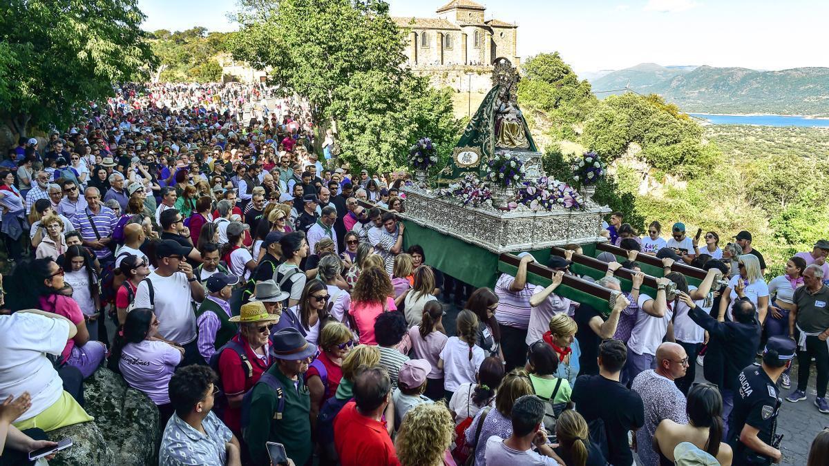 Más de 500 personas cargarán a la Virgen del Puerto en procesión.
