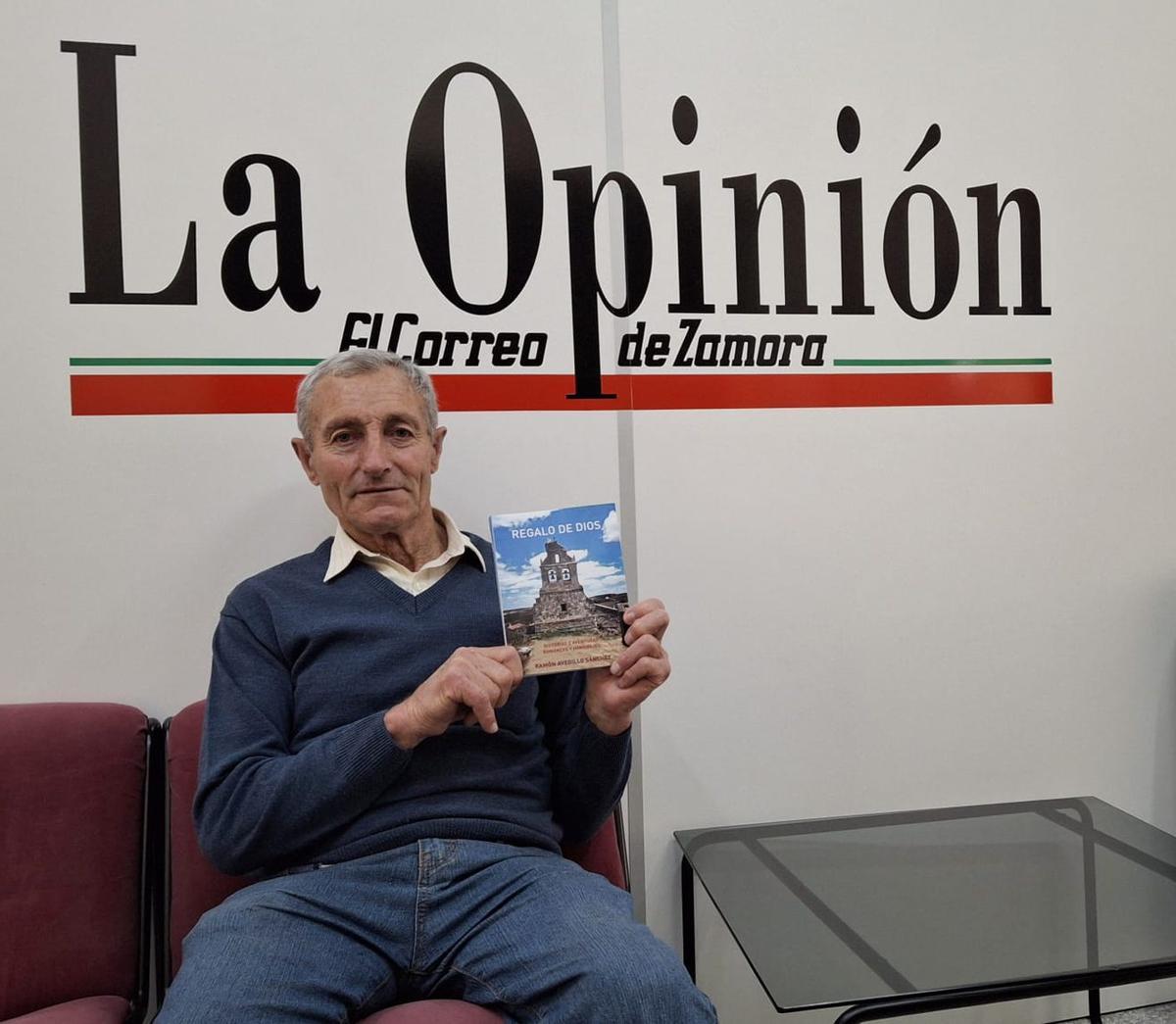 Ramón Avedillo con un ejemplar de su último poemario «Regalo de Dios».  | JOSÉ LUIS FERNÁNDEZ