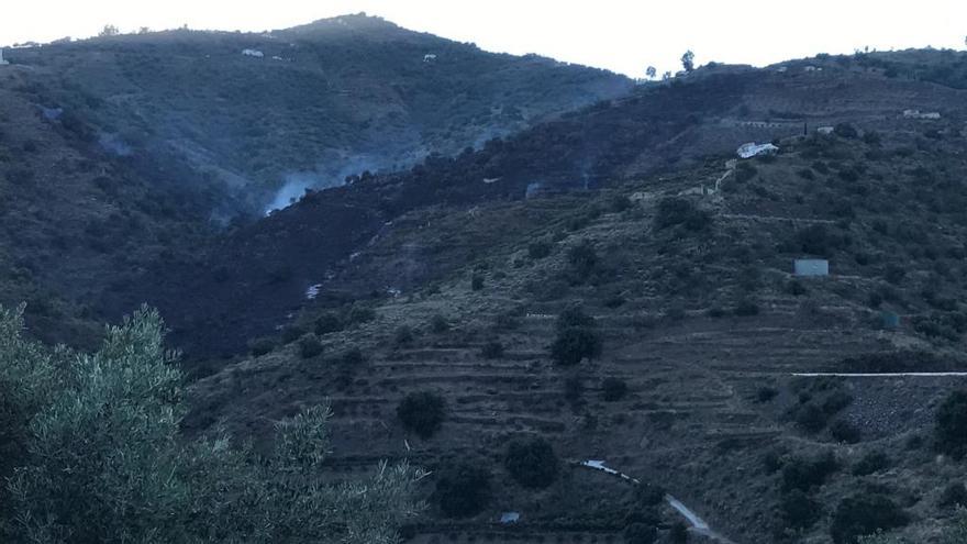 Una imagen lejana del incendio de este domingo en la comarca de la Axarquía.