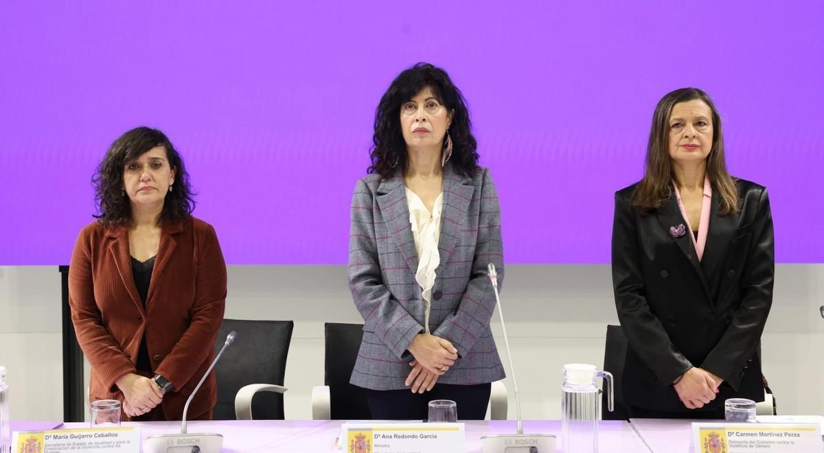Por la izquierda, la Secretaria de Estado de Igualdad, María Guijarro; la ministra de Igualdad, Ana Redondo y la delegada contra la violencia de género, Carmen Martínez, tras el comité de crisis convocado por Igualdad.