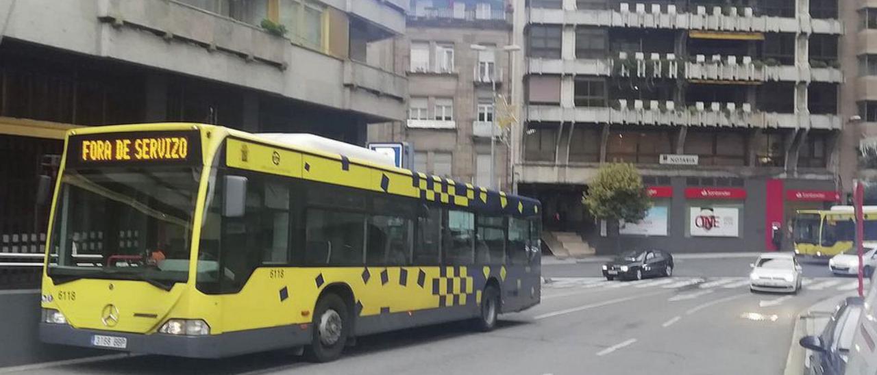 Autobús urbano fuera de servicio al averiarse en ruta. |   // IÑAKI OSORIO