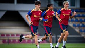 Lamine, Marc Guiu y Héctor Fort, en un entrenamiento