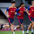 Lamine, Marc Guiu y Héctor Fort, en un entrenamiento