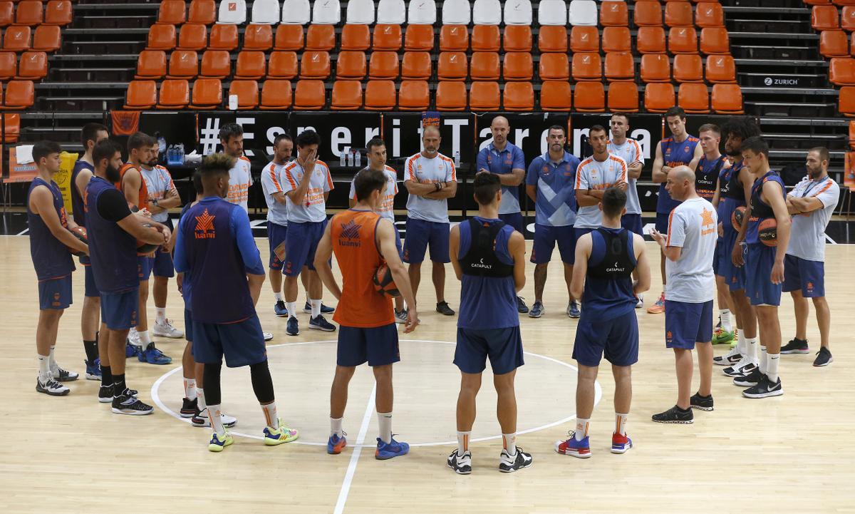 Peñarroya, en la primera charla conjunta con el grupo a la luz de las cámaras