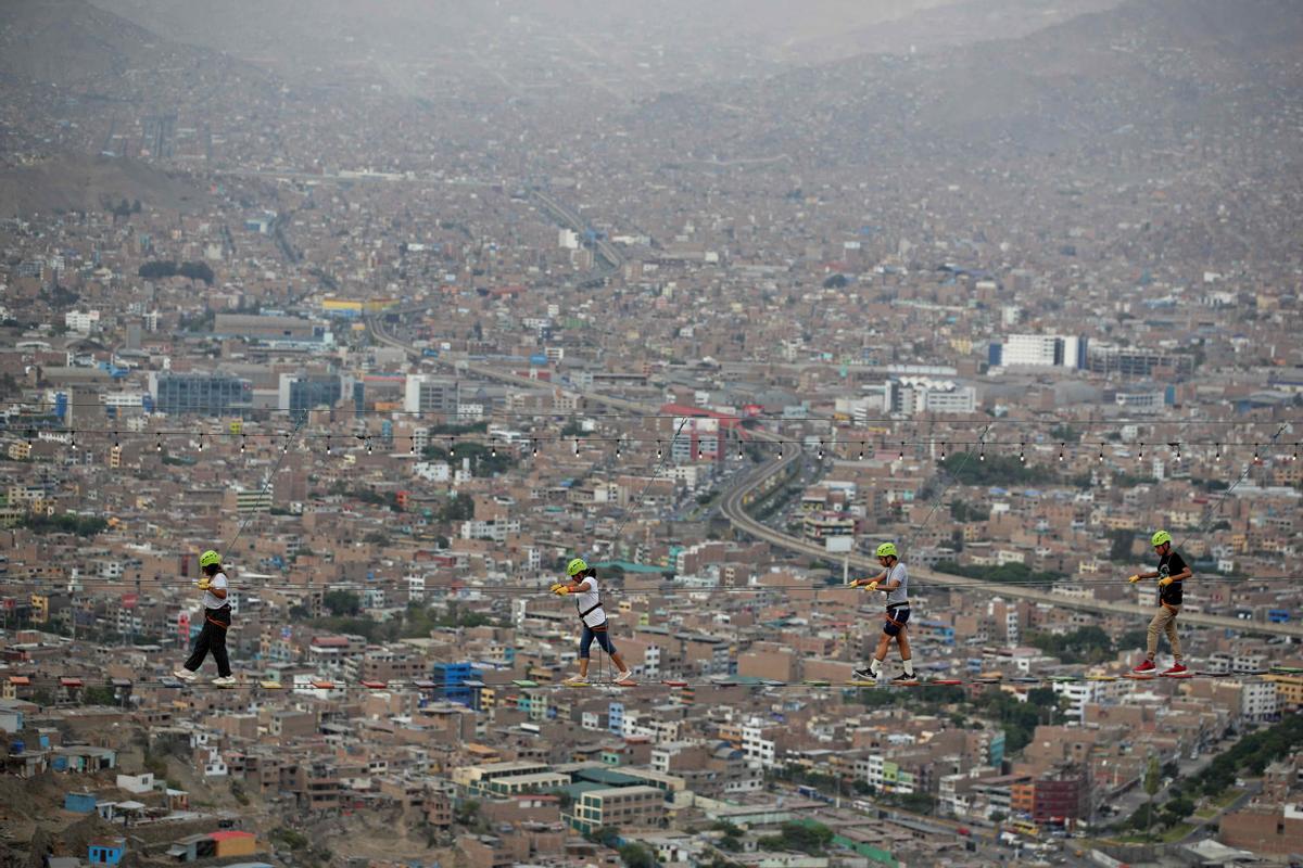 El puente colgante viral que lucha contra el estigma en las barriadas de Lima, en Perú