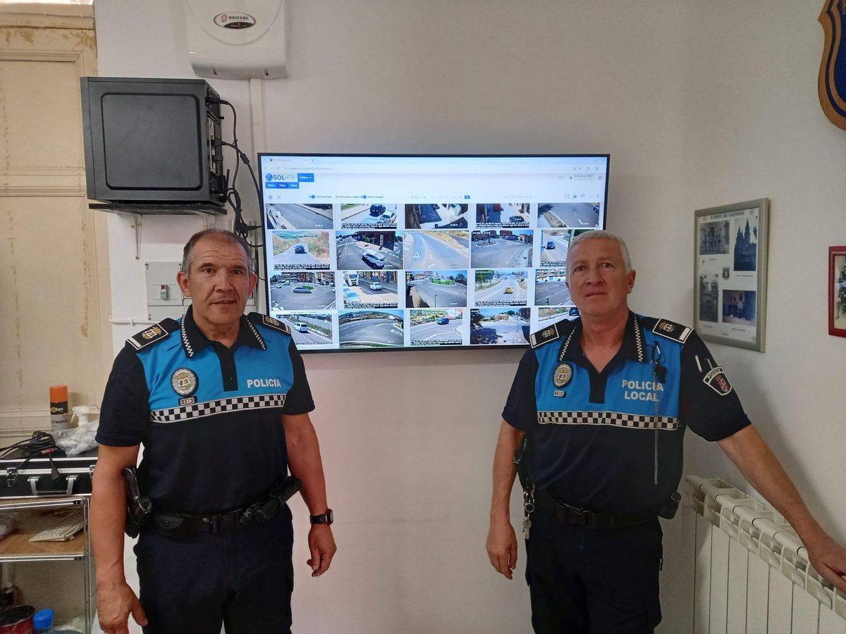 El jefe y subjefe de la Policía Local, junto a las pantallas de visualización de las cámaras de tráfico instaladas en Toro.
