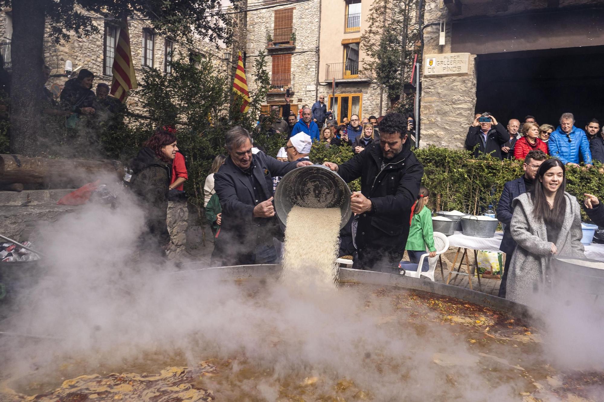 Bagà cuina el seu popular arròs per 2.500 persones