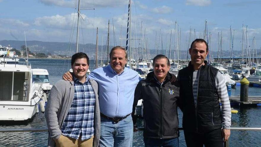 Hugo Rodríguez, Juan Redín, Manuel Camiña y Juanma Prieto, en el puerto de Cangas. // Gonzalo Núñez