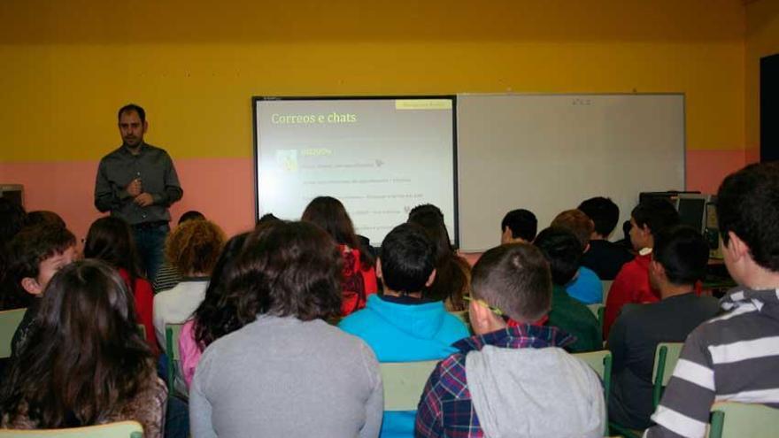 Charla sobre seguridad en internet en un centro público.