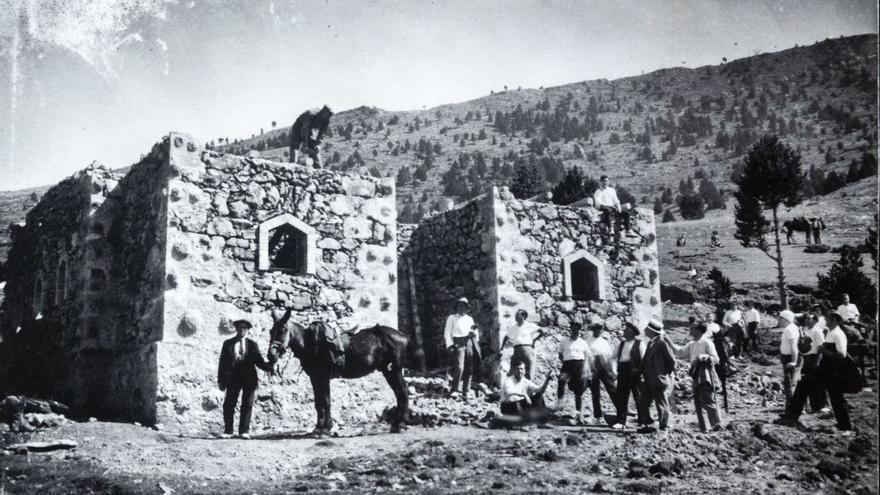 Obres de construcció del refugi dels Rasos de Peguera, l’any 1933 | FOTO CEDIDA PER FERRAN AYMERICH