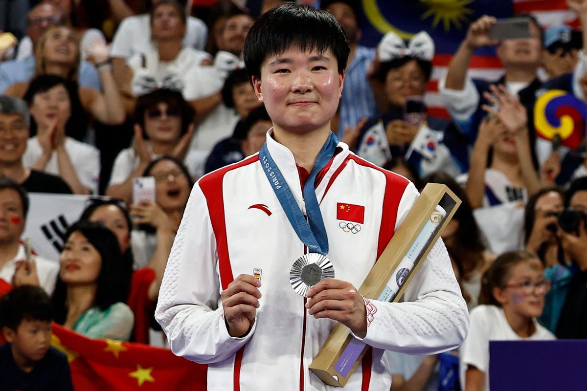 La medallista de plata de China, He Bing Jiao, celebra con su medalla en el podio de la ceremonia de entrega de medallas de bádminton individual femenino durante los Juegos Olímpicos de París 2024.