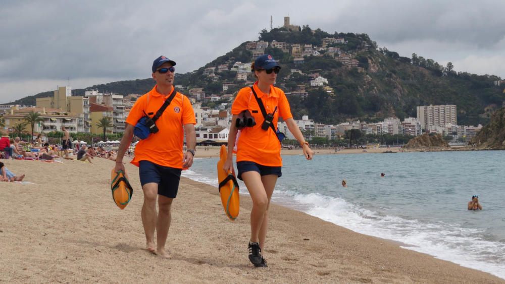 Setze socorristes fan més segures les platges de Blanes