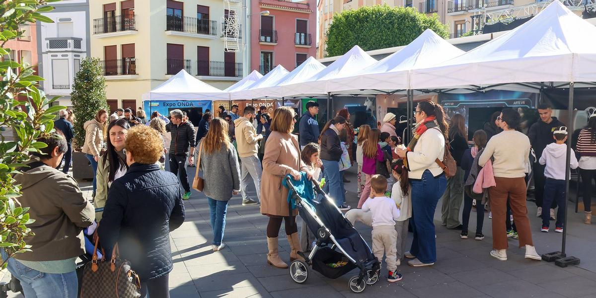 Numerosos vecinos y amantes del arte han participado en la cita cultural.