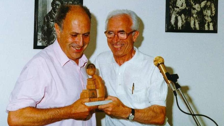 Xosé Neira Vilas entrégalle a Méndez Ferrín o premio concedido pola Agrupación Cultural Nós, no ano 1994. // Aqrquivo A.C. Nós