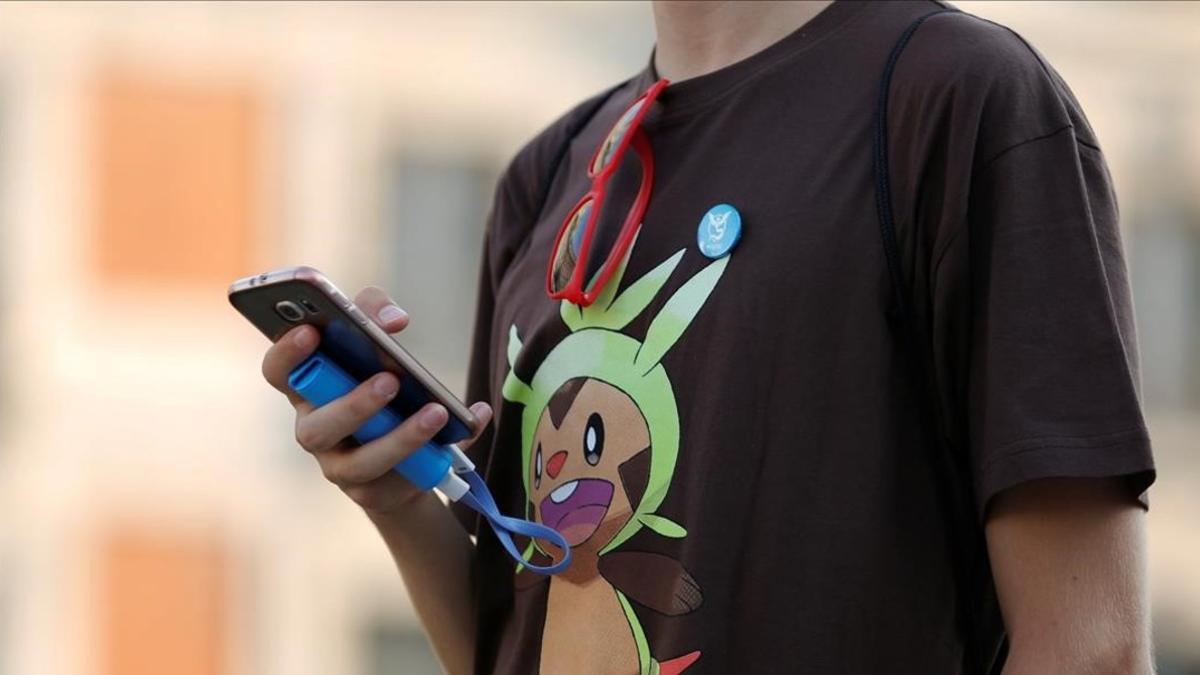 Un jugador de Pokemon Go con una camiseta del juego.
