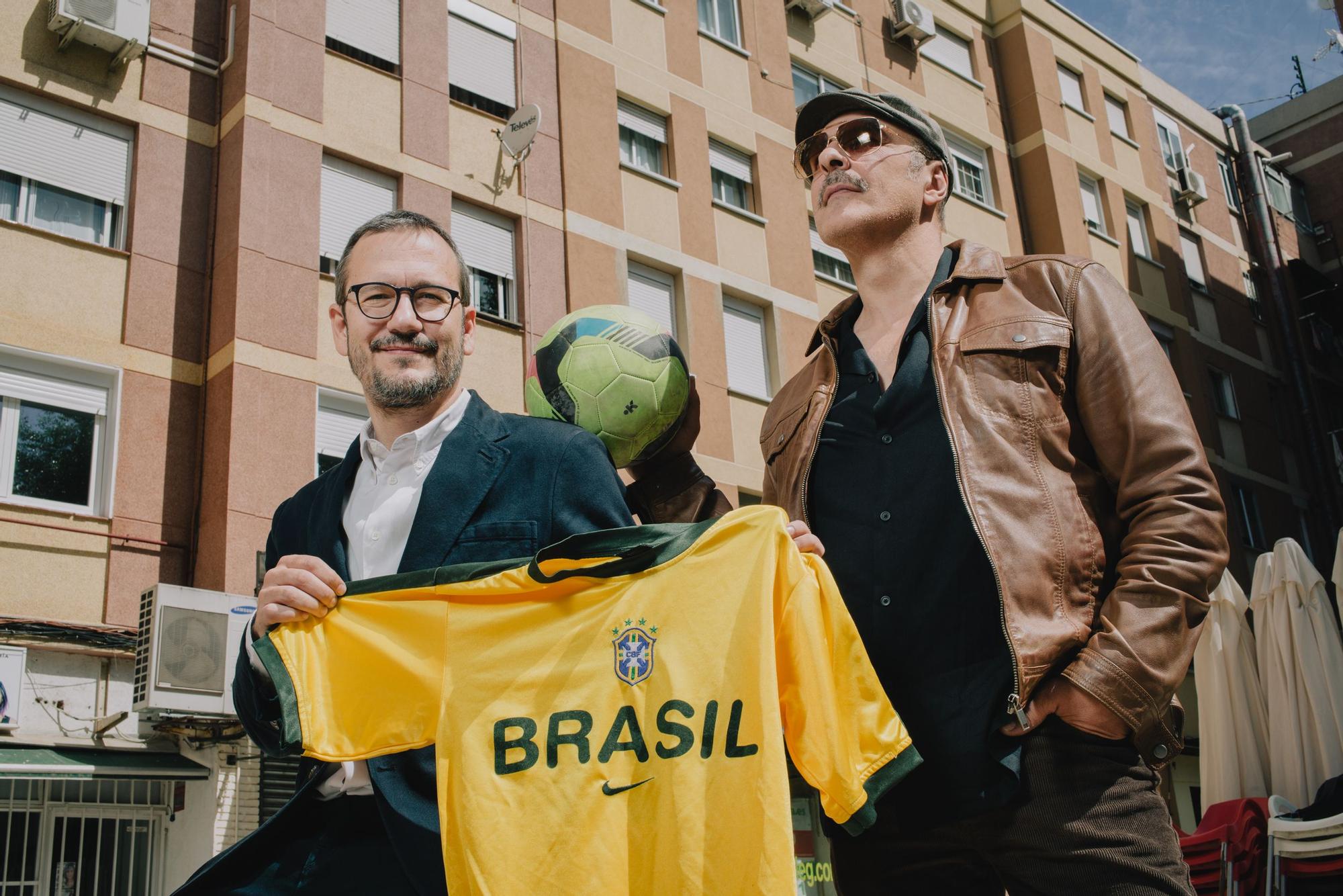 El actor Roberto Álamo y el director David Serrano posan en el madrileño barrio de La Elipa de Madrid donde se rodó 'Días de fútbol'.