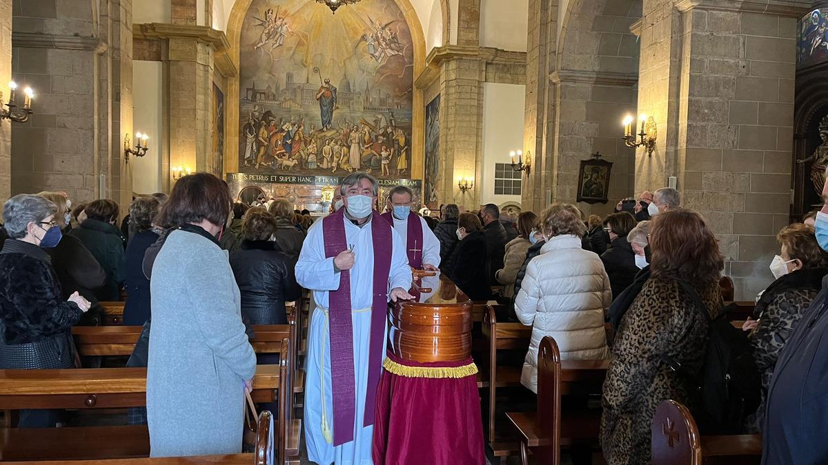 Emocionado funeral en Pola de Siero por el cura "Tito"