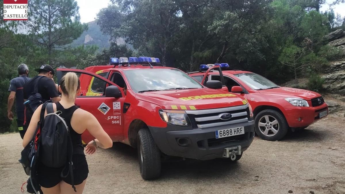 Los bomberos han acudido en rescate del hombre atrapado tras clavarse un hierro en Torás.