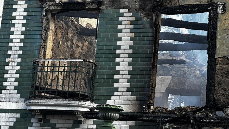 Un vecino fallecido y un bombero herido en Cudillero tras incendiarse una casa