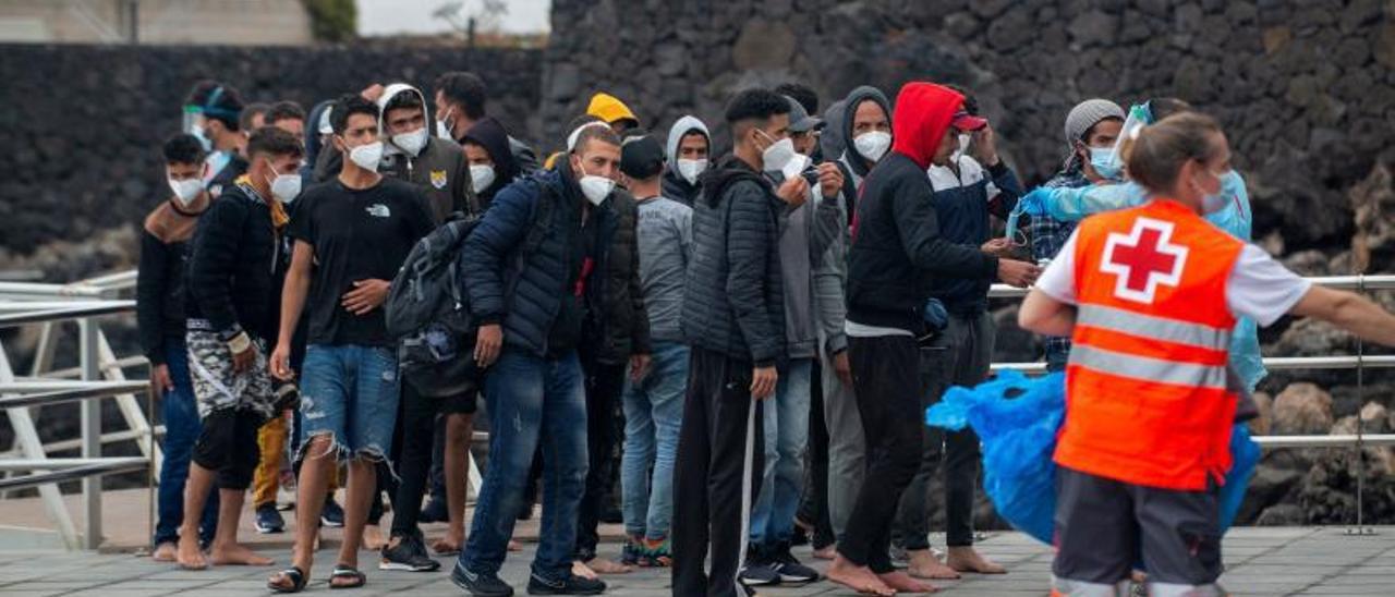 Llegada al puerto de Órzola, en el norte de Lanzarote, de los migrantes magrebíes que desembarcaron de una patera. | | JAVIER FUENTES FIGUEROA/EFE