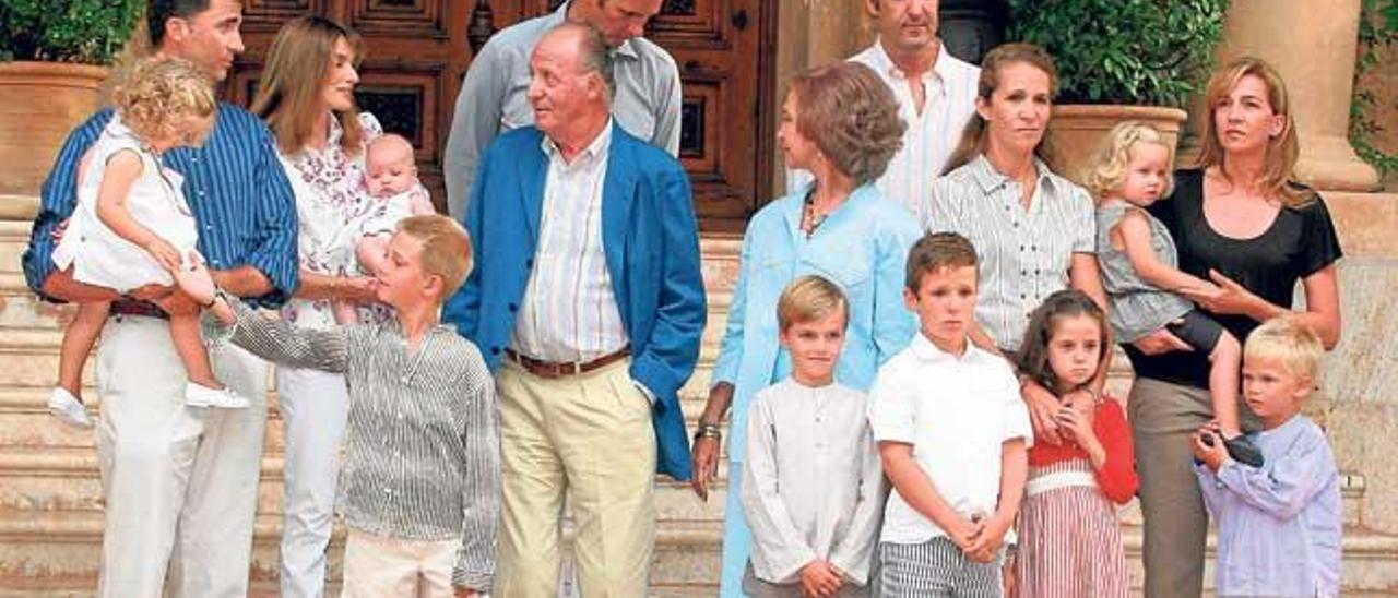 En verano de 2007, los jardines de Marivent fueron el escenario del último posado de la Familia Real al completo.
