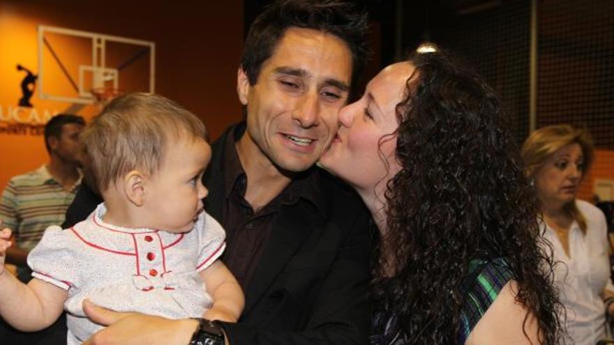 uanma Molina recibe un beso de su mujer Sonia mientras sostiene a su hija Esther.