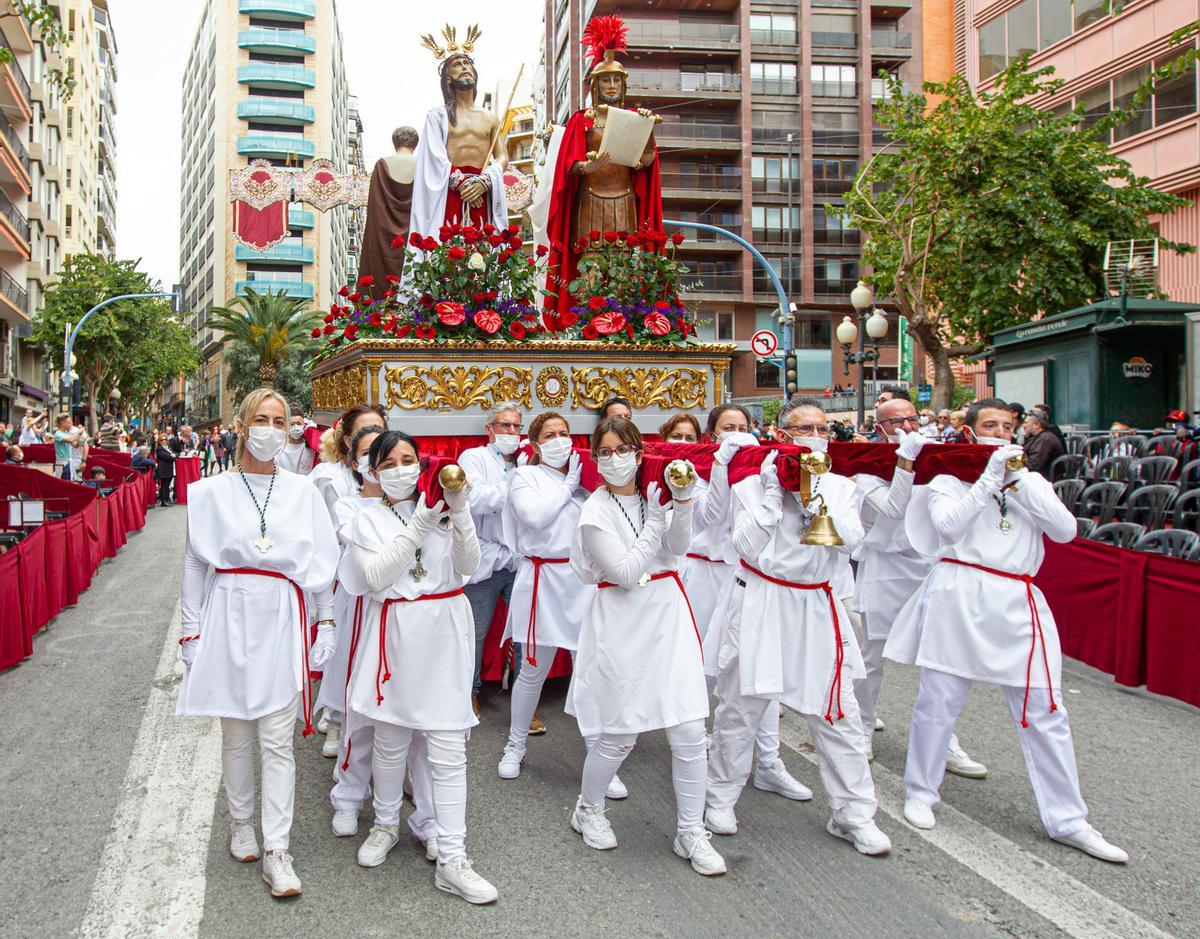 La procesión de la Sentencia recorre las calles en el Viernes Santo en Alicante