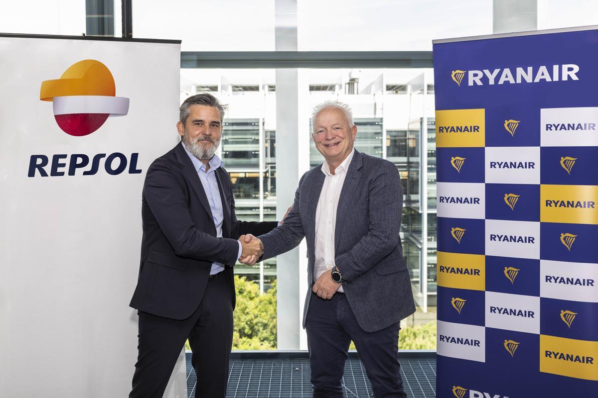 El Director General de Cliente de Repsol, Valero Marín, y el CEO de Ryanair, Eddie Wilson, en el Campus Repsol.