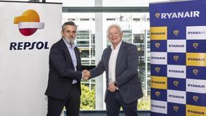 El Director General de Cliente de Repsol, Valero Marín, y el CEO de Ryanair, Eddie Wilson, en el Campus Repsol.