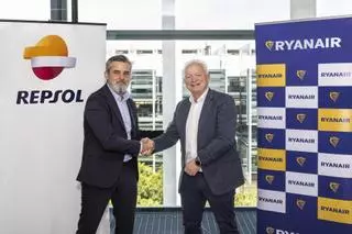 Repsol sella con Ryanair un acuerdo para impulsar los combustibles renovables en el sector aéreo