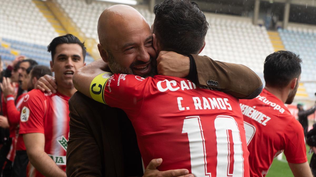 David Movilla, entrenador del Zamora CF, abraza a Carlos Ramos