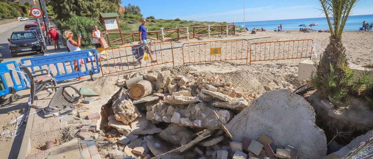 Uno de los socavones del paseo marítimo de la Glea en Campoamor (Orihuela Costa). Tony Sevilla.