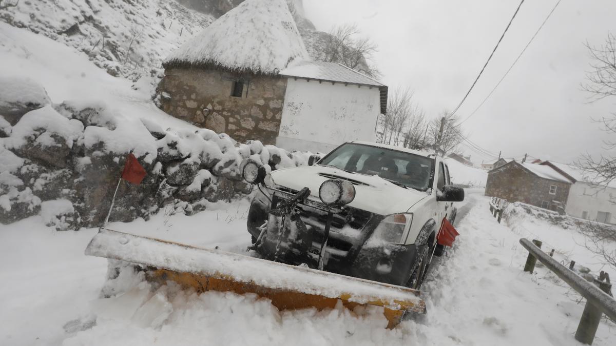 TEMPORAL DE NIEVE EN SOMIEDO. UNA MAÑANA CON EL OPERARIO MUNICIPAL QUE CONDUCE LA QUITANIEVES