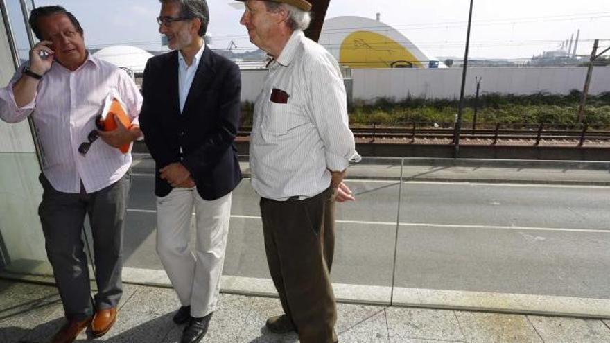 José Ramón Fernández Molina, Vidal De la Madrid y Enrique Perea, ayer, con el Niemeyer y la industria al fondo.