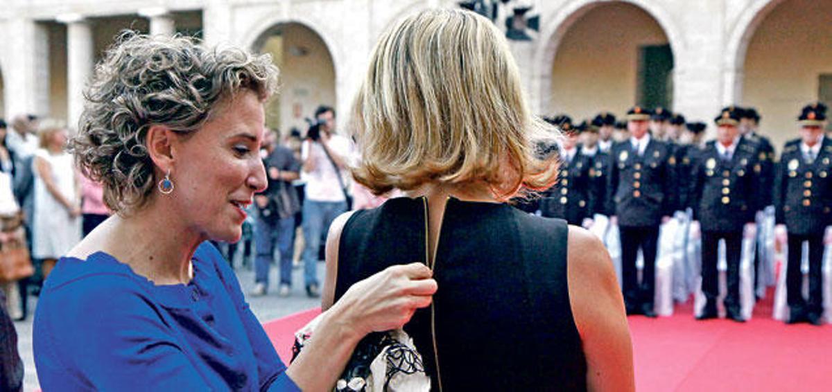 Esta semana que nos deja ha sido, políticamente hablando, la de dos mujeres: en la imagen, Aina Calvo ajusta el vestido a la que entonces lo era todo en Mallorca. Ahora, los que un día gobernaron gracias a ella (PP, PSOE y Més), despojan a Maria Antònia Munar de cualquier honor. En cuanto a la exalcaldesa, sabe lo arriesgado de su apuesta para encabezar una lista cremallera. O todo, o nada.