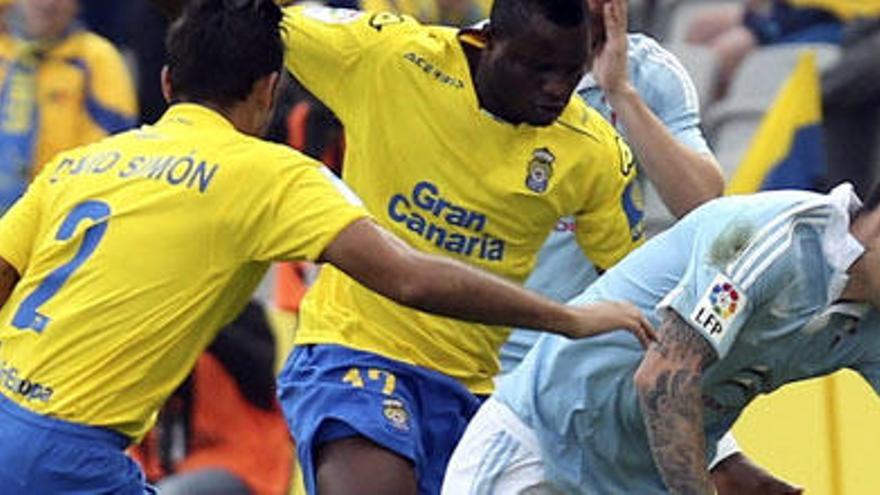 Pablo Hernández, entre David Simón y Wakaso. // Efe