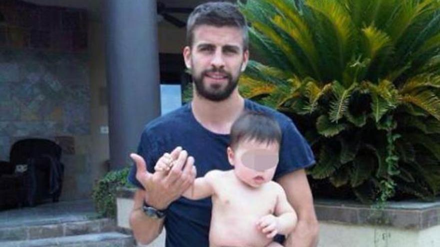 Gerard Piqué y su hijo en Hawái