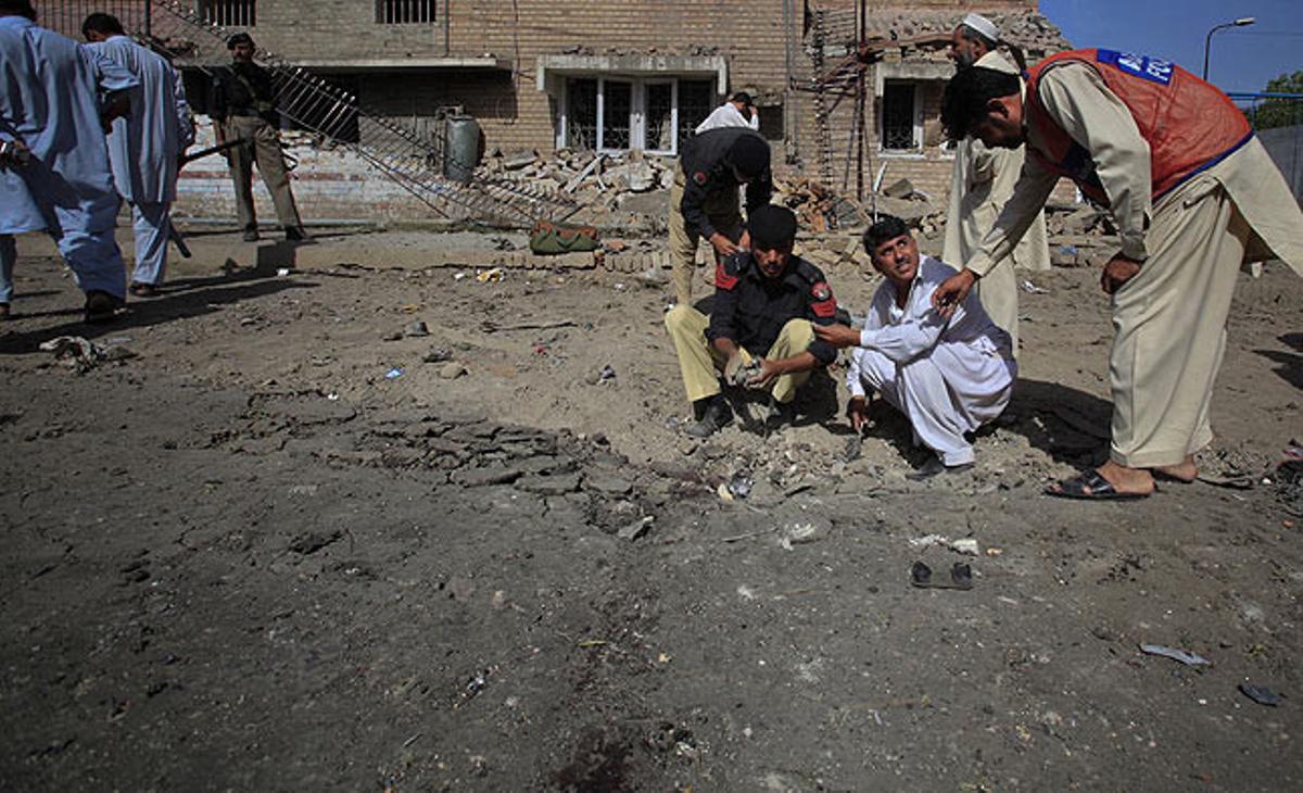 La policia pakistanesa busca proves al lloc de la ciutat de Peshawar on aquest divendres ha explotat una bomba quan passava un vehicle del consolat nord-americà. Han mort dos transeünts i 20 han quedat ferits. No hi ha cap persona del consolat entre les víctimes.