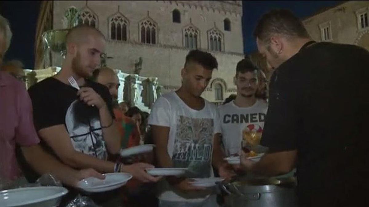 Perugia celebra una cena a base de pasta con salsa a la amatriciana para recaudar fondos para las víctimas del terremoto en Italia. 