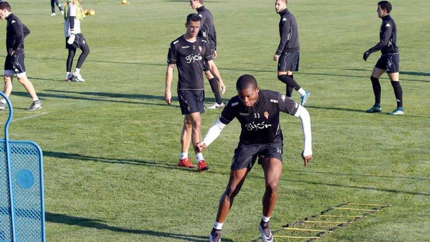 Ndi realiza uno de los ejercicios programados durante el entrenamiento de ayer en Mareo.