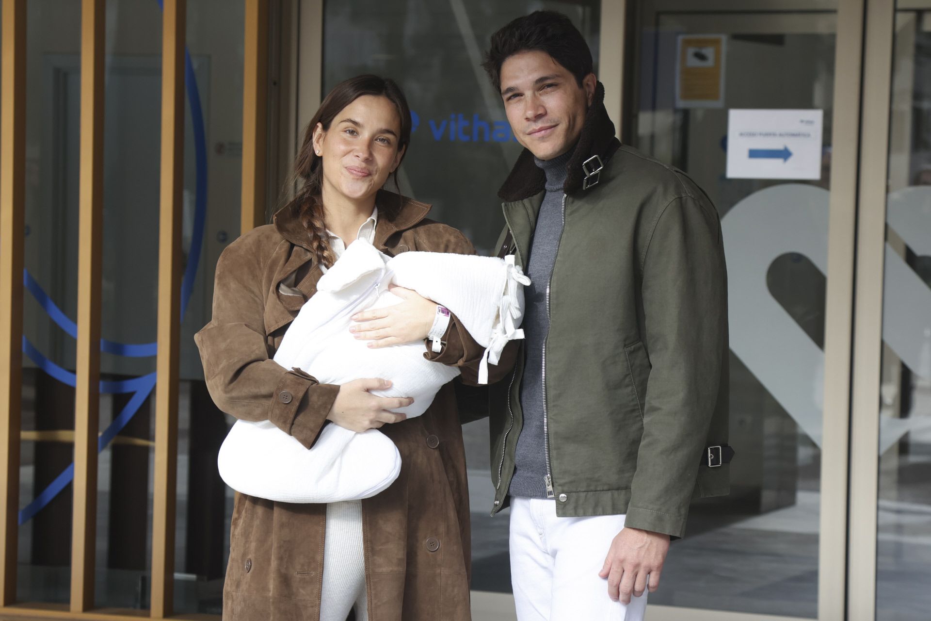 María Pombo y Pablo Castellano con el bebé