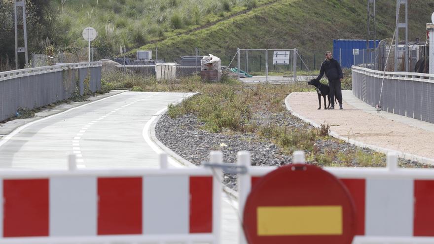 Vista actual del estado de un tramo de la Vía Verde junto al puente de San Lorenzo. // Alba Villar